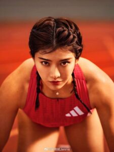 吴艳妮首次登顶亚洲第一 微博发帖“放马过来”-AI Express News