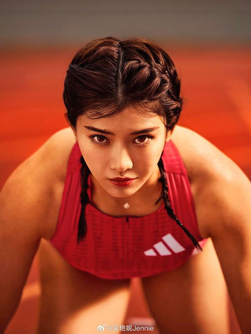 吴艳妮首次登顶亚洲第一 微博发帖“放马过来”