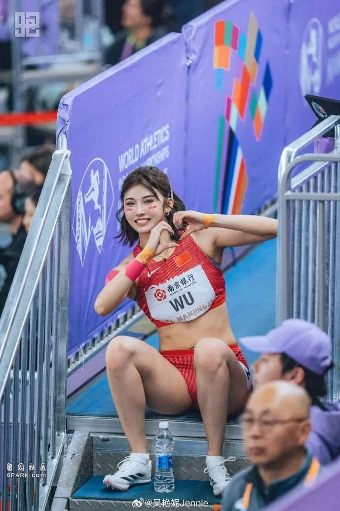 吴艳妮首次登顶亚洲第一 微博发帖“放马过来”