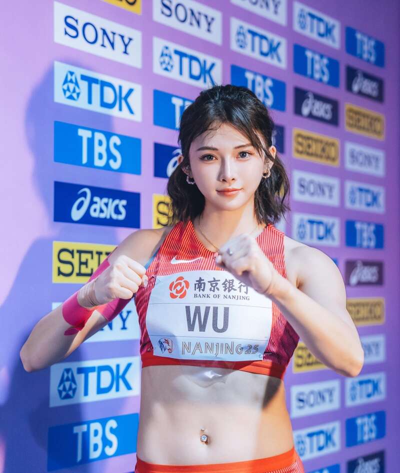 吴艳妮首次登顶亚洲第一 微博发帖“放马过来”