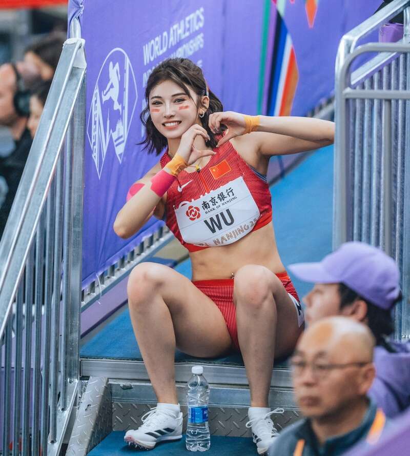 吴艳妮首次登顶亚洲第一 微博发帖“放马过来”