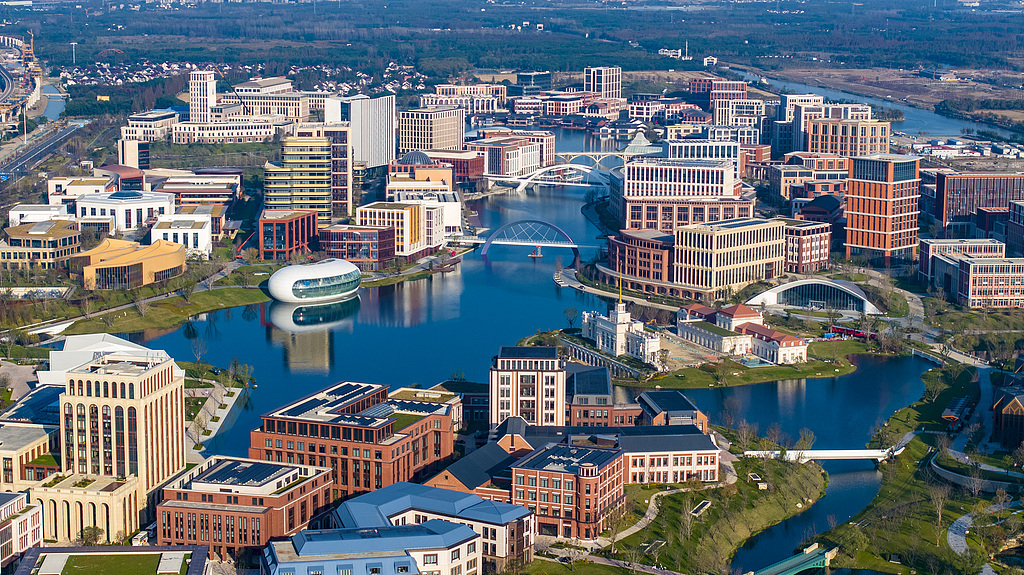 2024 年 12 月 1 日，上海青浦区，全面建成投用的的华为练秋湖研发中心。图源：视觉中国