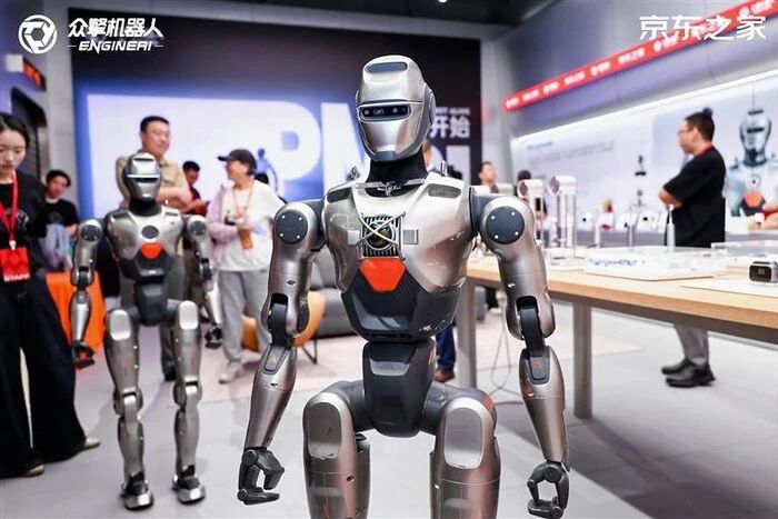 全球首批人形机器人店员深圳上岗_财经头条