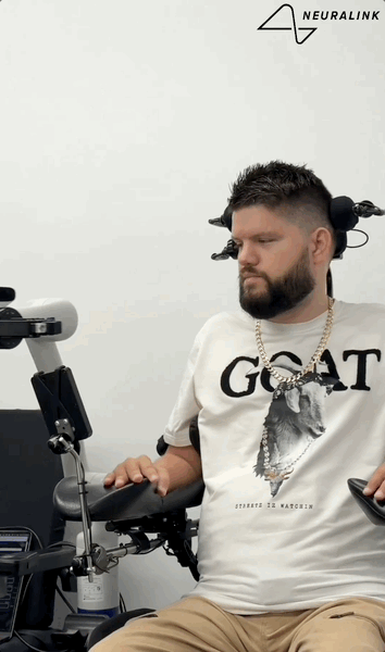 图片[1]-马斯克脑机接口意念控制机械臂！演示者获得钢铁之吻，理论上可控制一切-AI Express News