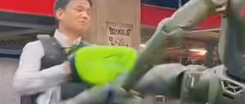 众擎T800机器人一脚踹翻老板，创始人称不戴护具绝对会骨折，围观同事：大家都想知道被踹的感觉，怂恿老板挑战-AI Express News