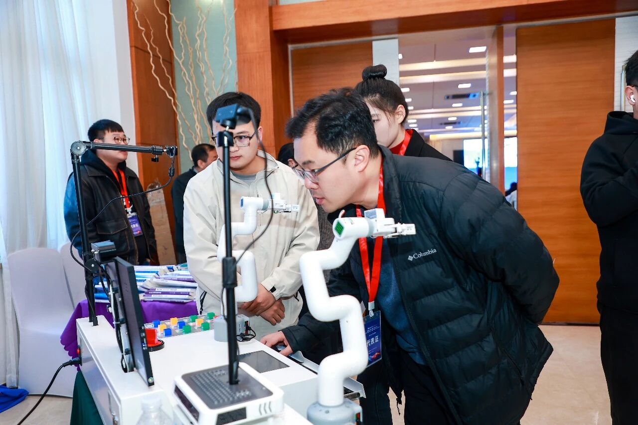 图片[29]-现场报道 | AI融智推动职业教育高质量发展论坛暨第三届职业院校人工智能学院院长（系主任）会议在云南腾冲成功举办-AI Express News