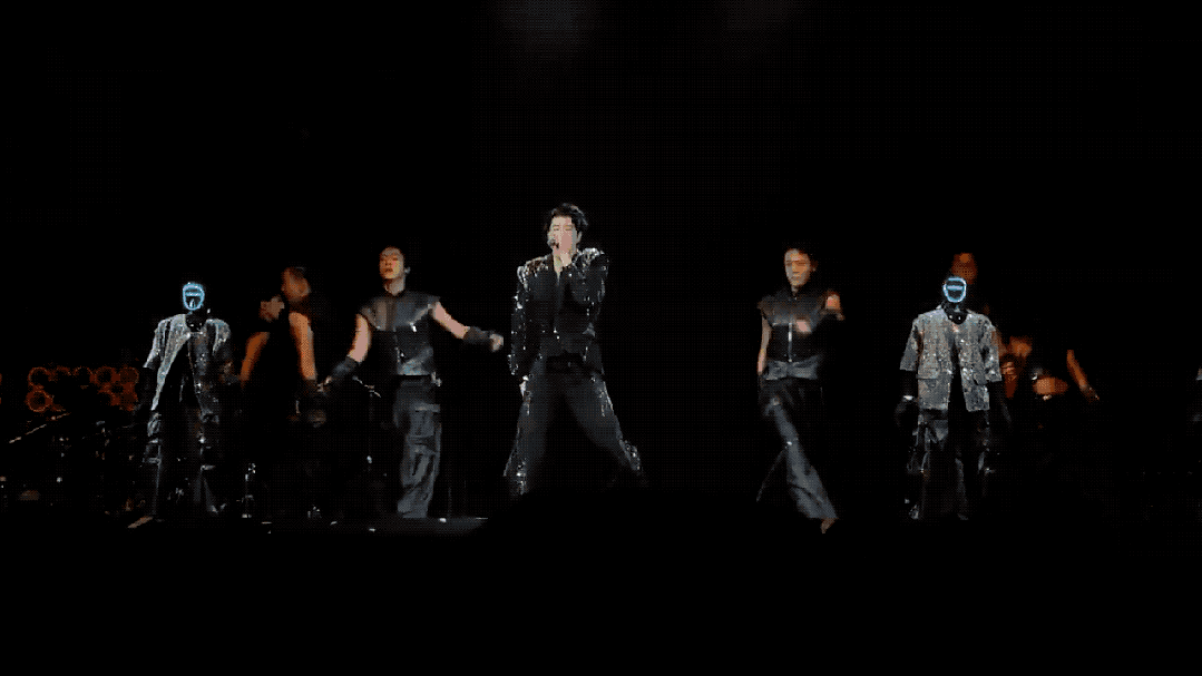 图片[1]-马斯克看呆！ 宇树机器人炸场王力宏演唱会，大秀空翻热舞，4000万海外网友围观-AI Express News