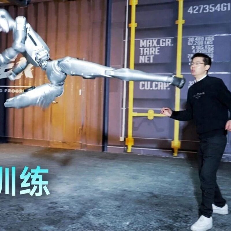 宇树发布人形机器人H2训练视频：展现空翻、踹沙袋等动作，腾空侧踢吓退王兴兴，空中回旋踢将西瓜踢得粉碎-AI Express News