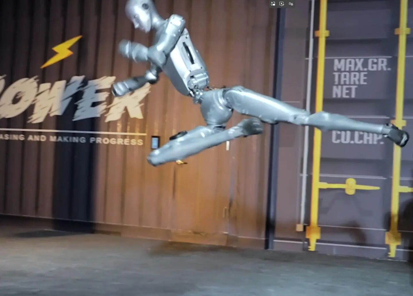 图片[3]-宇树发布人形机器人H2训练视频：展现空翻、踹沙袋等动作，腾空侧踢吓退王兴兴，空中回旋踢将西瓜踢得粉碎-AI Express News