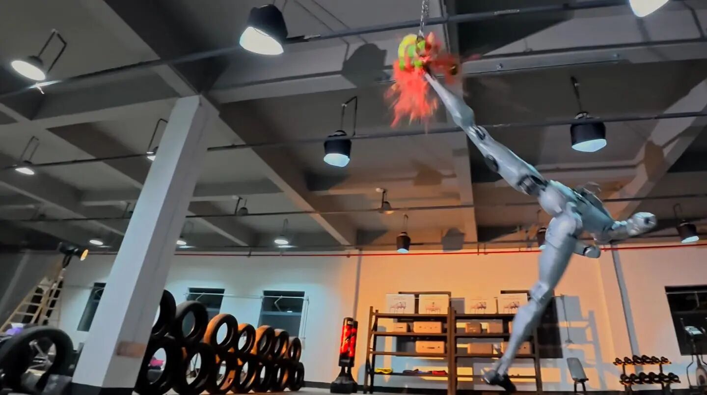 图片[4]-宇树发布人形机器人H2训练视频：展现空翻、踹沙袋等动作，腾空侧踢吓退王兴兴，空中回旋踢将西瓜踢得粉碎-AI Express News