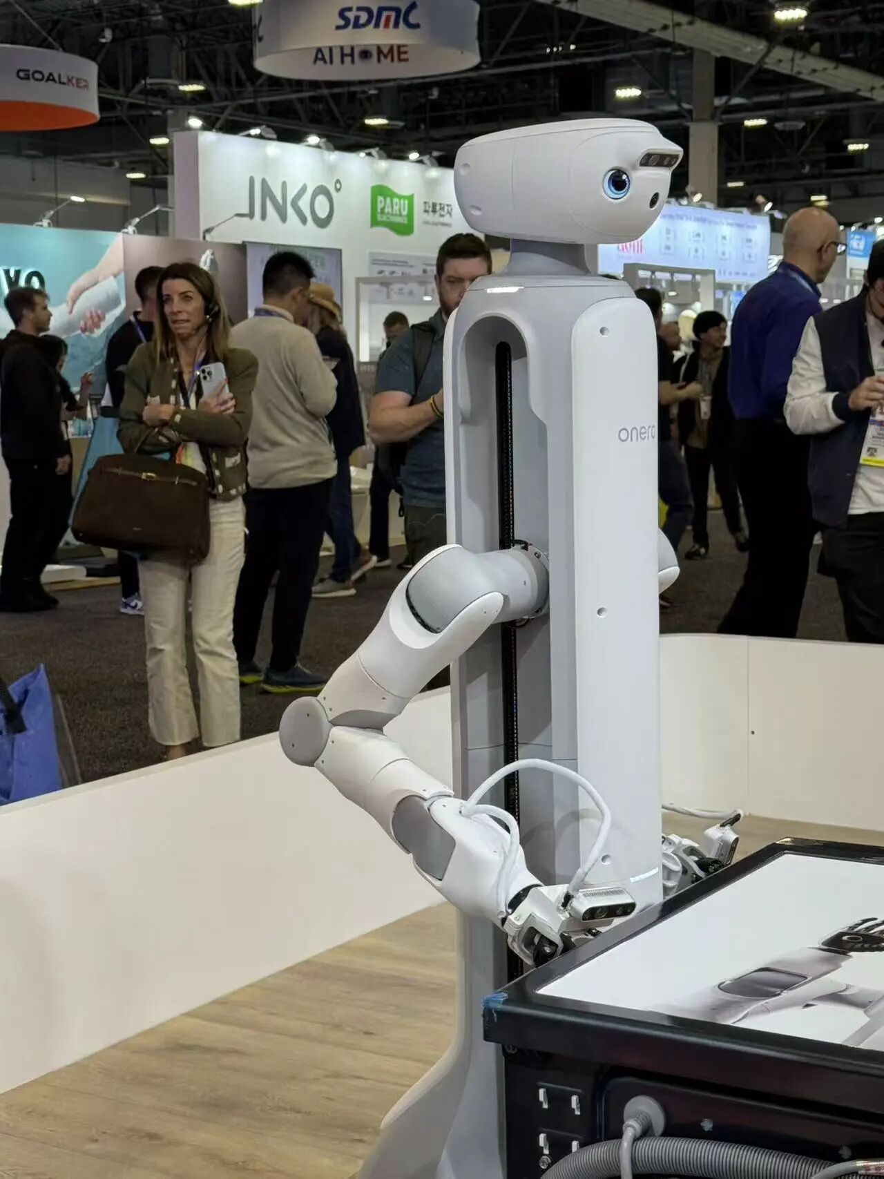 图片[7]-CES变成中国科技秀：机器人跳舞、熊猫获奖、眼镜会说话-AI Express News