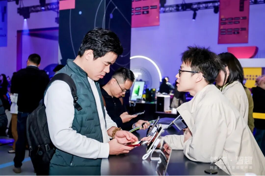 图片[1]-首发240+AI硬件、1500+产品参展，阿里云通义硬件展收官！-AI Express News