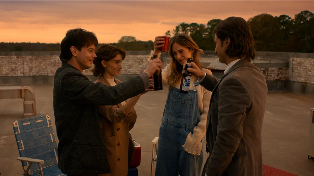 图片[2]-80年代的狂野与未来，都藏在怪奇物语的穿搭里-AI Express News