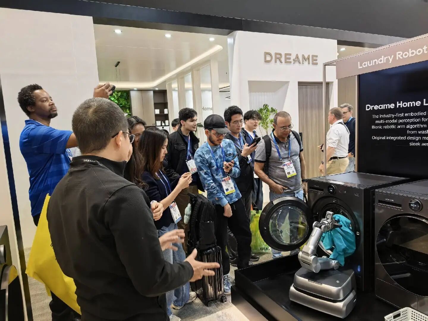 图片[3]-起猛了，追觅的扫地机、割草机、洗护机器人在CES成精了！-AI Express News