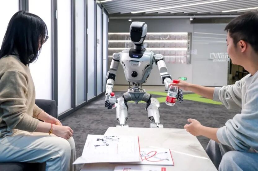 图片[33]-苹果Google官宣合作，AI Siri接入Gemini/卢伟冰辟谣辞职：上班开SU7/小电拼入选「微博年度电子潮玩」榜单-AI Express News