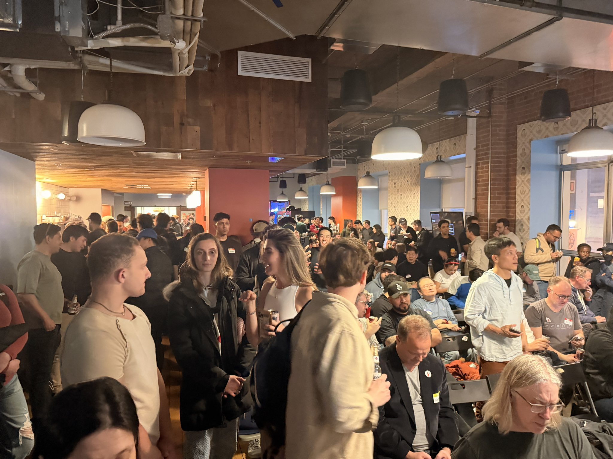 图片[8]-OpenClaw全球首聚，千人挤爆旧金山！龙虾头机器人现场乱逛太炸裂-AI Express News