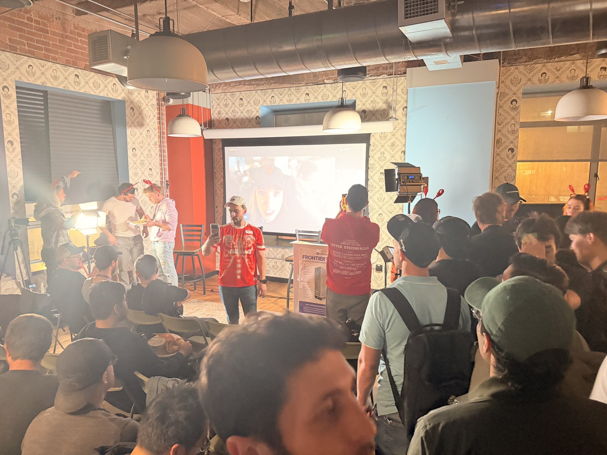 图片[10]-OpenClaw全球首聚，千人挤爆旧金山！龙虾头机器人现场乱逛太炸裂-AI Express News