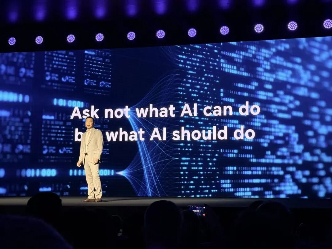 图片[10]-刚刚，荣耀人形机器人热舞亮相欧洲！全球第一个“机器人手机”真机首秀-AI Express News