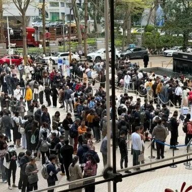 腾讯宣布免费安装OpenClaw，近千名爱好者在鹅厂门口排长龙-AI Express News