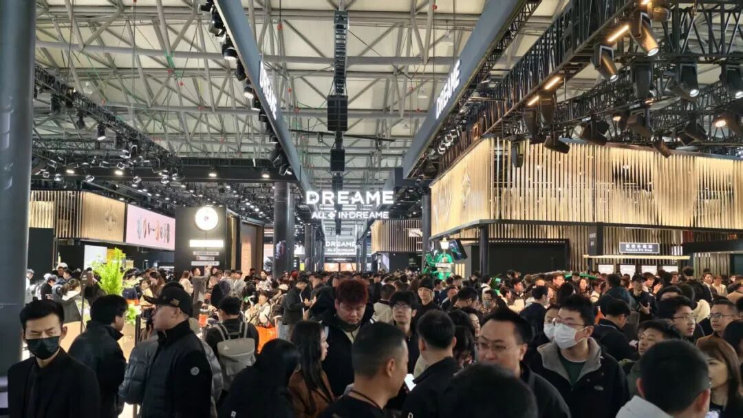 图片[5]-暴走两万步逛遍中国版CES！AI养龙虾、人形机器人火爆，追觅手机上手-AI Express News