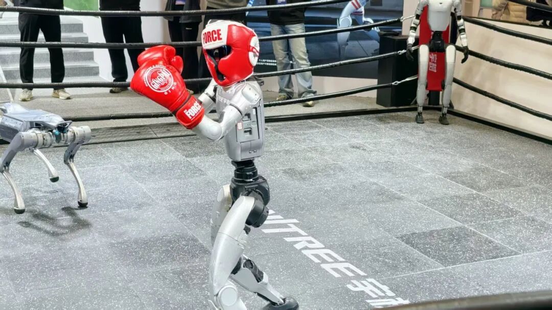 图片[8]-暴走两万步逛遍中国版CES！AI养龙虾、人形机器人火爆，追觅手机上手-AI Express News