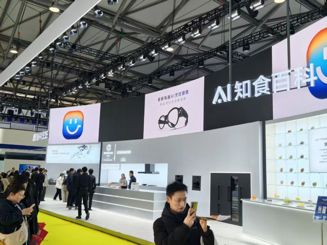 图片[9]-暴走两万步逛遍中国版CES！AI养龙虾、人形机器人火爆，追觅手机上手-AI Express News