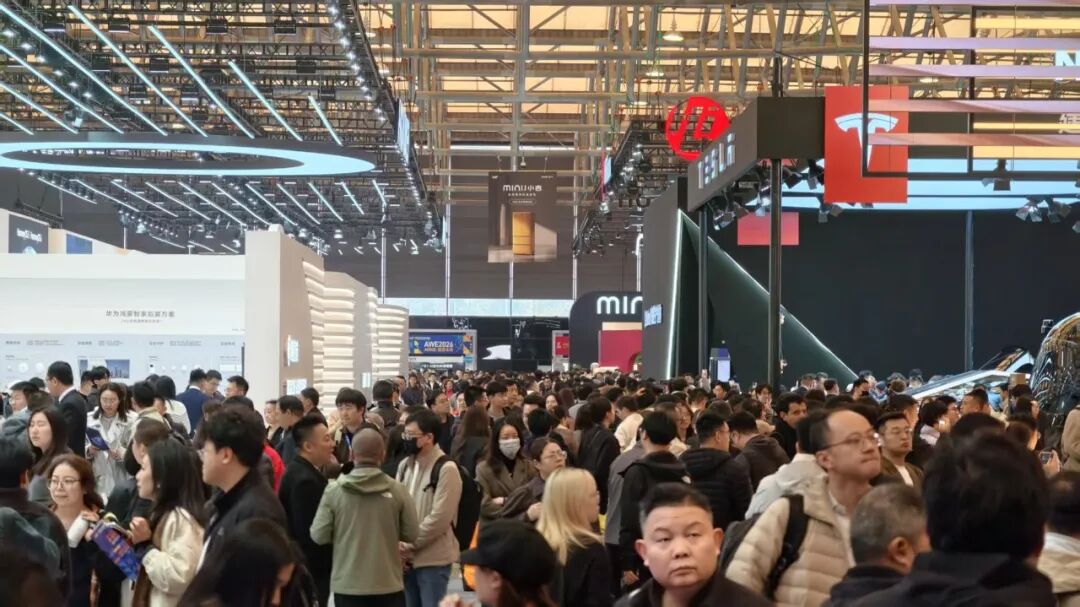 图片[11]-暴走两万步逛遍中国版CES！AI养龙虾、人形机器人火爆，追觅手机上手-AI Express News