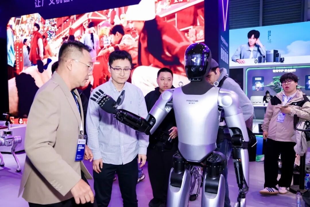 图片[31]-暴走两万步逛遍中国版CES！AI养龙虾、人形机器人火爆，追觅手机上手-AI Express News