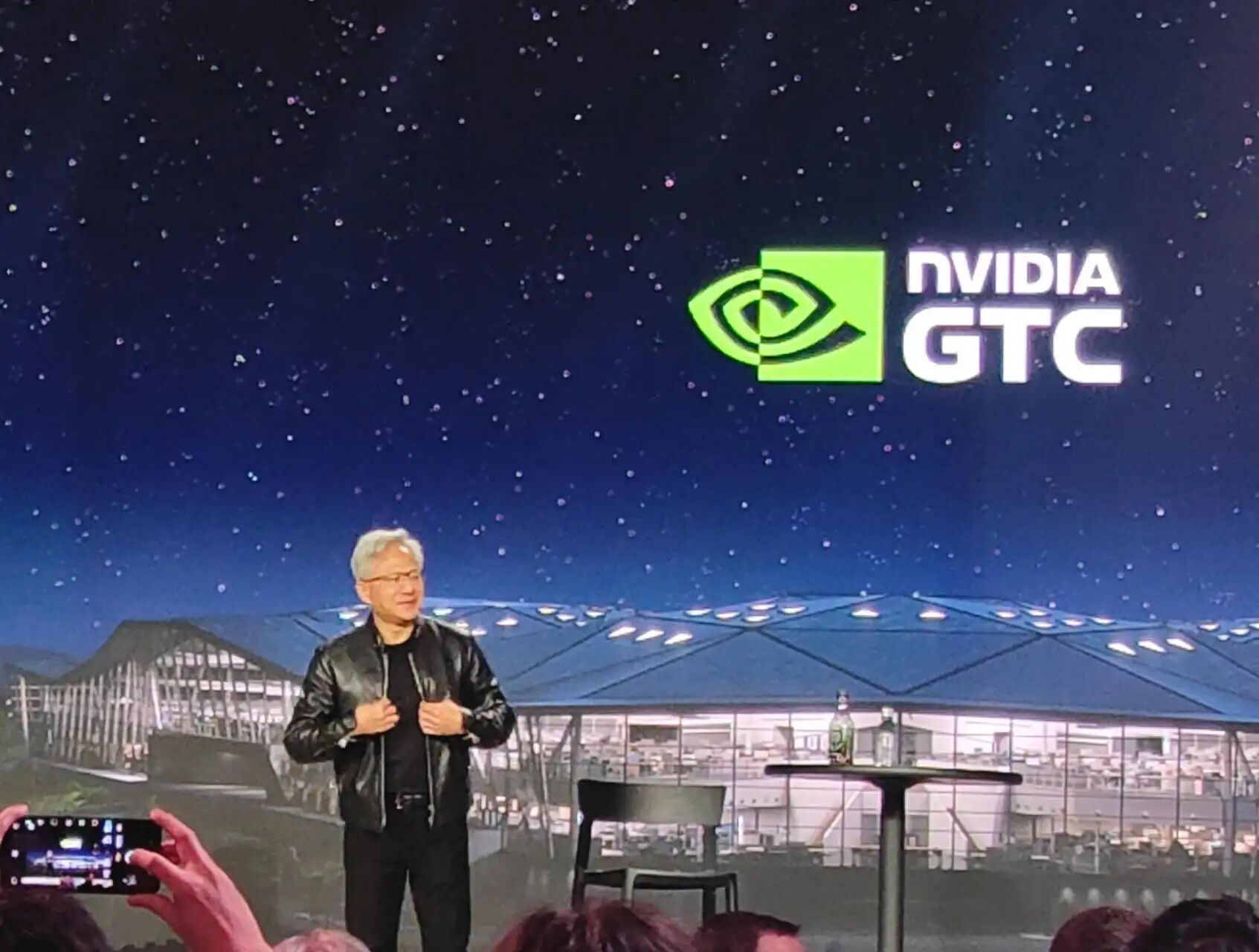 图片[1]-黄仁勋：AI不会让人没有工作，而会让人变得越来越忙-AI Express News