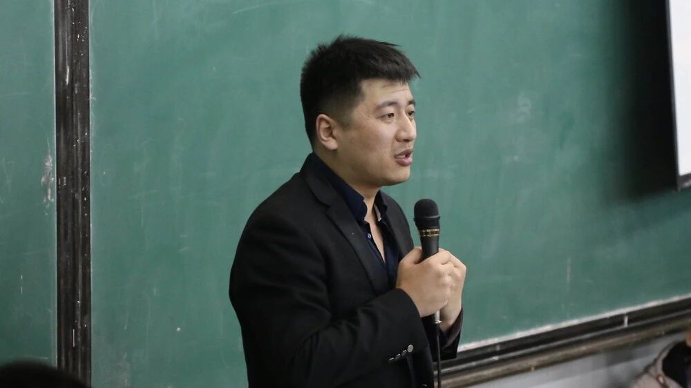 图片[1]-张雪峰用生命讲完了最后一课-AI Express News